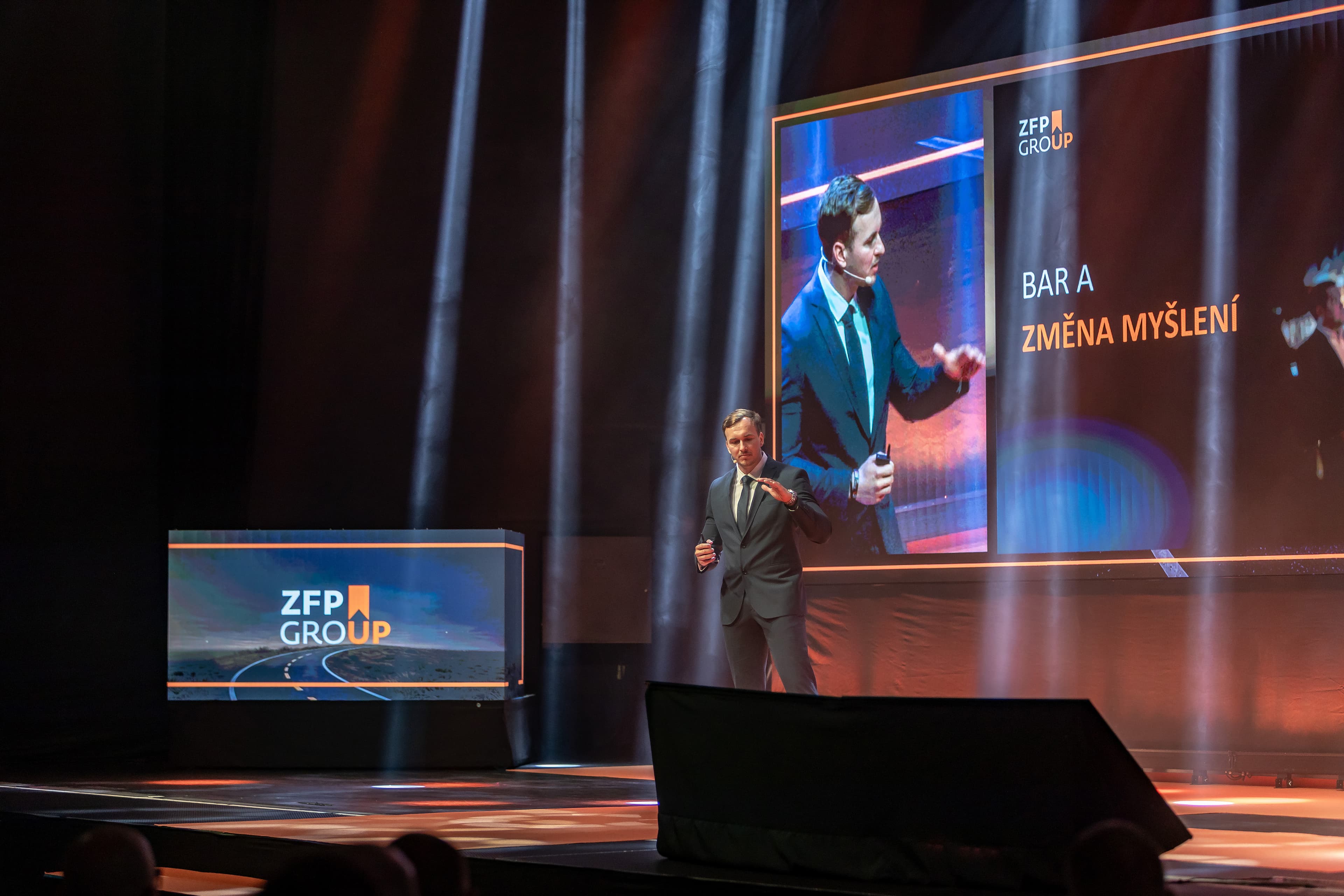 Lukáš Oujezdský na pódiu při přednášce